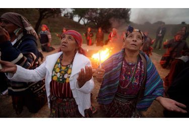Ces derniers jours, les Mayas sont au cœur des angoisses et fantasmes du monde entier. Leur calendrier prévoit en effet la fin d’un cycle, interprétée par certains théoriciens comme une prédiction apocalyptique. Mais qui sont ces devins d’Amérique latine? Rencontre en images avec cette civilisation.Sur cette photo, des prêtres et prêtresses mayas commémorent les 15 ans de la signature des accords de paix au Guatemala en 1996, sur le site archéologique Kaminaljuyu, en décembre 2011.