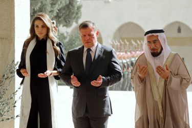 La reine Rania et le roi Abdallah II de Jordanie se recueillent sur la tombe de l'ancien roi Hussein II à Amman, le 14 novembre 2016