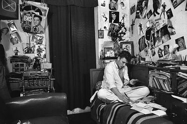 1961 – Johnny Hallyday a grandi dans sa chambre, à Clichy. Il dort encore dans son lit de collégien. Sur ses murs ceux qu&#039;il admire: Bardot , Elvis Presley et lui-même. Il ne croyait pas à son succès: un million et demi de disques vendus en un an. Il est devenu à son insu la plus grande vedette du disque français. L&#039;enfant chéri du rock voudrait avoir à son répertoire une chanson de charme.
