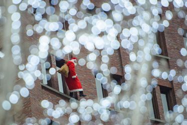 Un escaladeur vêtu en Père Noël sur un immeuble à Berlin (image d'illustration). 