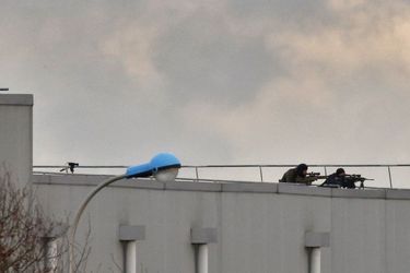 Deux snipers postés sur le toit de l'imprimerie CTD à Dammartin-en-Goële.