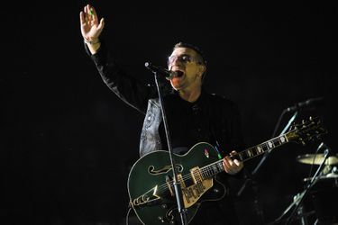 Bono à la guitare lors d&#039;un concert de U2 à Zagreb, en Croatie, en 2009. 