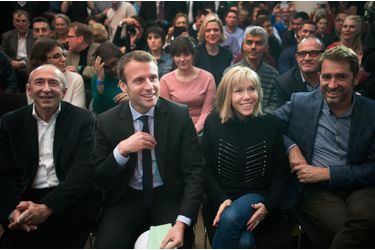 Emmanuel et Brigitte Macron en meeting à Paris, avec le maire de Lyon Gérard Collomb, à gauche. 
