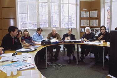 Conférence de rédaction, en novembre 2004, de g. à dr.: Jul, Sigolène Vinson, Luce Lapin, Cabu, Wolinski, Gérard Biard, Cavanna et Tignous.