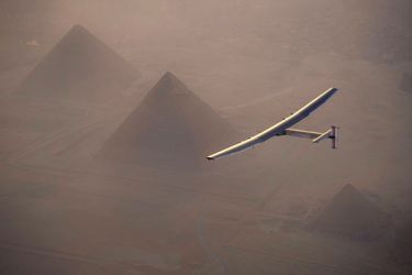 Solar Impulse survole les pyramides de Gizeh