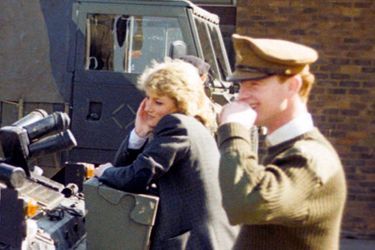 La princesse Diana et James Hewitt en photo ensemble. Ils regardent le prince Harry jouant lors d&#039;une visite d&#039;une base militaire, en 1988. 