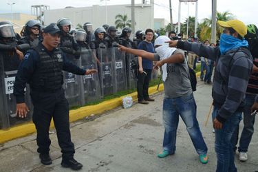 Des manifestants face à des policiers fédéraux à Iguala le mois dernier.