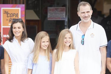 La reine Letizia, le roi Felipe VI d&#039;Espagne et leurs filles Leonor et Sofia à Palma de Majorque le 1er août 2019