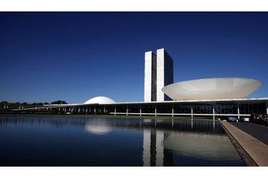 Brasilia, capitale sortie de terre, crée par l'homme en quelques années seulement, est l'un des chefs d'oeuvre de Niemeyer. «Le béton armé offre la possibilité de la courbe. Il a tout transformé. Il a libéré l'architecture. A Brasilia, la courbe apparaît comme un élément naturel du décor. Quand vous vous rendez là-bas, vous pouvez aimer ou ne pas aimer, mais vous ne pouvez pas dire que vous aviez déjà vu cela auparavant», avait-il raconté à Match en 2005.
