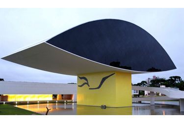 Le Musée Oscar Niemeyer, à Curitiba, au Brésil