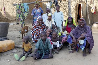 Dans le village de Dama, région  de Maradi, Souley, 48 ans, pose avec ses trois coépouses et ses dix enfants.  Une descendance nombreuse,  bien que limitée par la contraception à laquelle les femmes ont eu recours.  