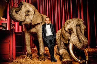 Dany Boon au Cirque d&#039;Hiver avec deux éléphants