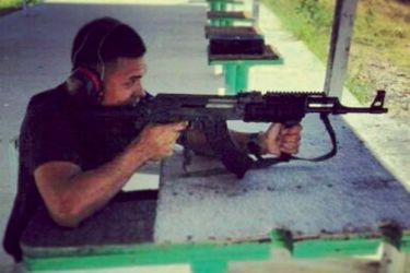 Sur le profil Facebook de Saïd Kouachi, on peut voir son frère Chérif tirant avec une kalachnikov.