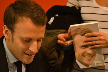 Emmanuel Macron lors d'une séance de dédicace. 