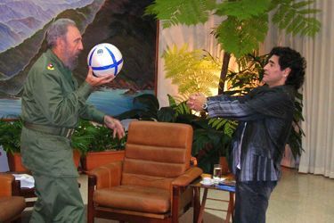 Fidel Castro jouant au football avec Diego Maradona en 2005.