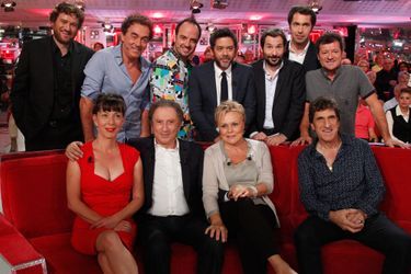 Michel Drucker avec Muriel Robin, entourés de la troupe d'humoristes, le 23 septembre 2015. 