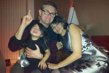 Jeannette Bougrab et Charb avaient passé ensemble le réveillon du 31 décembre dernier. L’occasion de poser, une dernière fois, tous les deux avec la fille de Jeannette. 
