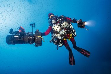 Thibault Rauby en sherpa sous-marin : appareils photo, rampe d’éclairage, propulseur, recycleur et bouteilles de secours.