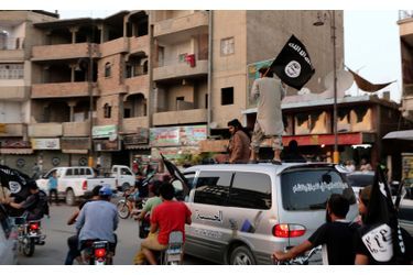 Des partisans de l'Etat islamique à Racca, en Syrie, le 29 juin dernier.