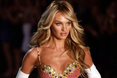 La top model Candice Swanepoel défile avec un ensemble à 10 millions de dollars, lors du show Victoria's Secret, en 2013.