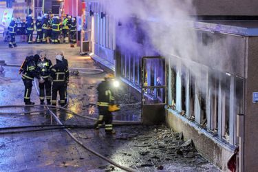 Des pompiers tentent d&#039;éteindre l&#039;incendie de la moquée de Eskilstuna.