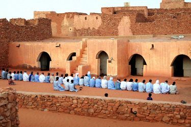 Des hommes prient dans la région d&#039;Adrar, au nord-est de la Mauritanie. (Image d&#039;illustration)