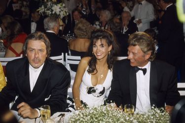 À la cérémonie d'ouverture du Festival de Cannes 1990, aux côtés d'Alain Delon