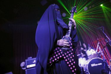 Gisele, une métalleuse en burqa