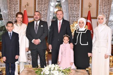 Le roi Mohammed VI du Maroc, son épouse Lalla Salma et leurs enfants, avec le président de la Turquie et sa famille à Istanbul, le 27 décembre 2014