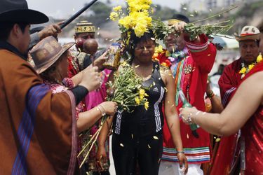 A Lima, au Pérou, une femme reçoit une douche de pétales de fleurs.  
