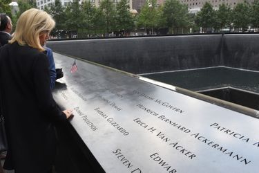 Brigitte Macron visite le Mémorial du 11-Septembre.