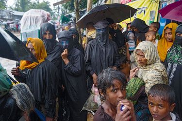 Près du camp de Kutupalong de nouveaux arrivants. Quelques femmes portent la burqa. 