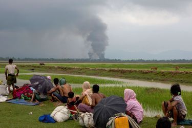 <br />
En pleine mousson, sur des routes boueuses, des villageois s’enfuient tandis que leurs maisons brûlent. Dans le Bangladesh voisin, surpeuplé et misérable, les bidonvilles se multiplient à la frontière. 