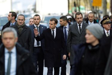 Emmanuel Macron dans les rues de Paris, dimanche 2 décembre, accompagné du ministre de l'Intérieur, Christophe Castaner, et du secrétaire d'Etat Laurent Nunez.