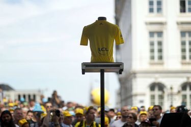 Le maillot jaune exposé à Bruxelles, le 6 juillet lors du départ du Tour.&nbsp;