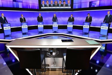 Les candidats à la primaire de la droite, jeudi soir, avant le début du débat sur Europe 1 et France 2.