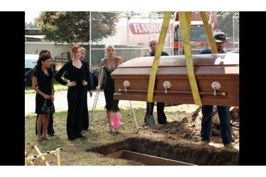 Les amies sont réunies autour de Bree lors de l&#039;enterrement de Rex.