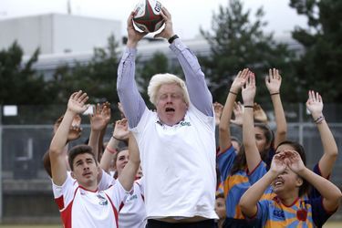 Le maire de Londres Boris Johnson lors d&#039;un entraînement de rugby à la Haverstock School à Londres. 