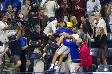 Vainqueur de l&#039;U.S. Open, Novak Djokovic est félicité en tribune par ses proches après sa victoire contre Roger Federer.