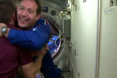 Thomas Pesquet accueilli par les trois équipiers déjà présents sur la Station spatiale internationale.
