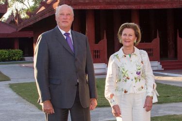 Le roi Harald V et la reine Sonja durant leur voyage en Birmanie, le 3 décembre 2014