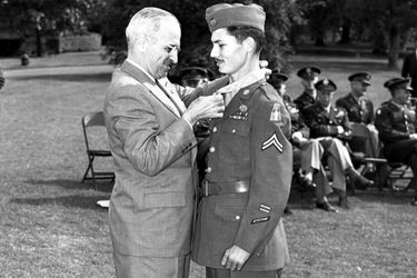 Le président Harry Truman remet la Médaille d&#039;honneur à Desmond Doss, en octobre 1945.