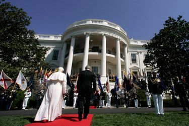 Benoit XVI arrive à la Maison Blanche avec George W.Bush en avril 2008