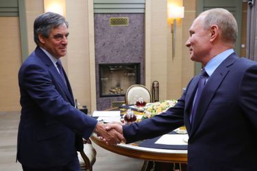 François Fillon reçu par Vladimir Poutine mercredi à Novo-Ogaryovo. Photo fournie par une agence liée au gouvernement russe.