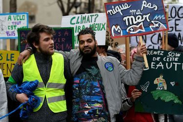 Un gilet jaune et un manifestant samedi lors de la marche pour le Climat à Paris. 