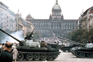 21 août 1968. La chape de plomb se referme : les chars soviétiques mettent un terme au Printemps de Prague et à ses rêves de liberté. La République tchèque acquiert son indépendance vingt-cinq ans plus tard.