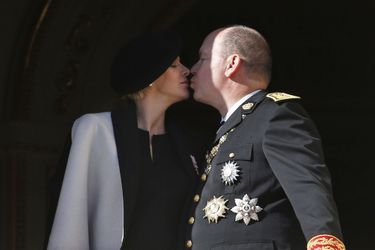 Un baiser plein de  tendresse. Dernière apparition officielle de Charlène sur le  balcon du palais. C’était  le 19 novembre, trois semaines avant la naissance  des jumeaux.