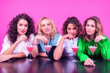 Plan Cœur Rencontre Les Droles De Dames De La Nouvelle Serie Netflix Plan Cœur Rencontre Les Droles De Dames De La Nouvelle Serie Netflix