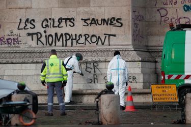 Nettoyage à Paris au lendemain de la manifestation des "gilets jaunes", le 2 décembre 2018.