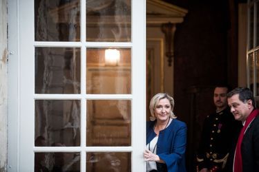 Marine Le Pen et Louis Aliot à Matignon, lundi.